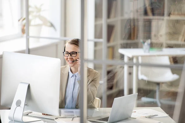 Positivo Fiducioso Attraente Giovane Operatore Del Servizio Clienti Occhiali Seduto — Foto Stock