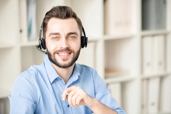 Sorrindo Jovem Operador Com Fone Ouvido Olhando Para Você Enquanto — Fotografia de Stock