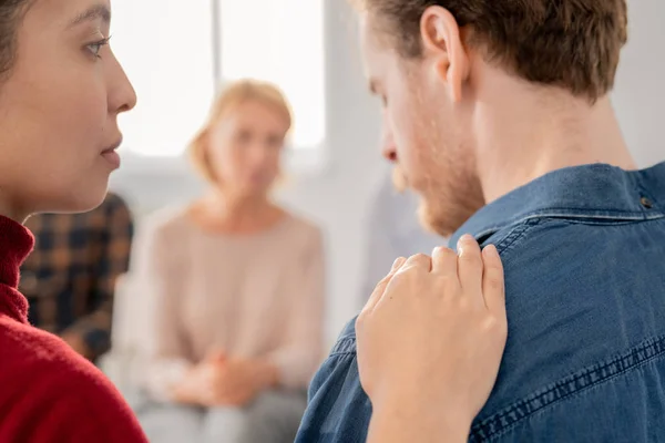 Jeune Femme Gardant Main Sur Épaule Triste Compagnon Groupe Tout — Photo