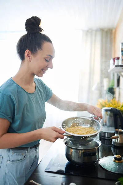 Boldog Fiatal Alkalmi Állt Elektromos Tűzhely Gazdaság Szűrőedény Forró Spagetti — Stock Fotó