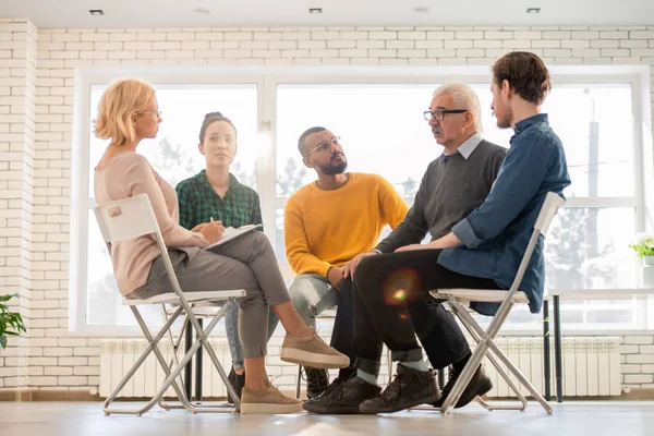 Four Intercultural Patients Sitting Chairs Discussing Problems Consulting Psychologist Session — Stock Photo, Image