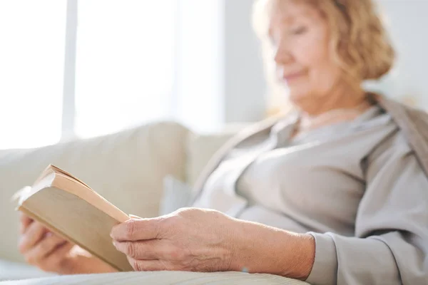 Mãos Pensionista Sênior Sexo Feminino Segurando Livro Aberto Enquanto Enquanto — Fotografia de Stock