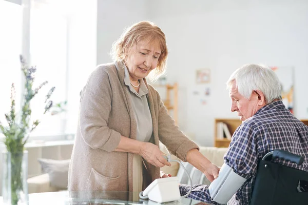 Mujer Anciana Ropa Casual Usando Tonómetro Para Medir Presión Arterial — Foto de Stock