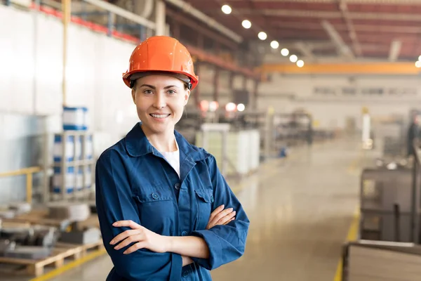 Mujer Bastante Joven Con Casco Ropa Trabajo Mirándote Mientras Estás — Foto de Stock