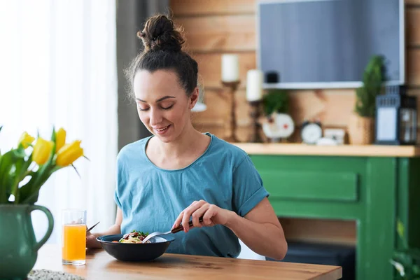 Giovane Donna Informale Seduta Tavola Cucina Mentre Mangia Spaghetti Beve — Foto Stock