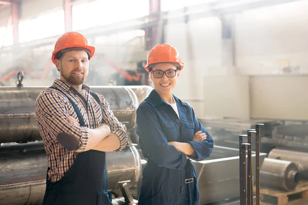 Dois Jovens Engenheiros Sucesso Capacetes Roupas Trabalho Cruzando Braços Peito — Fotografia de Stock