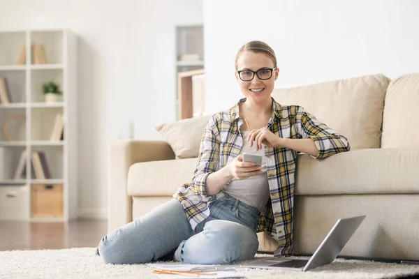 Feliz Mujer Joven Confiada Gafas Sentadas Alfombra Sala Estar Mirando — Foto de Stock