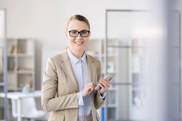 Sorridente Fiducioso Attraente Giovane Consulente Aziendale Femminile Piedi Ufficio Guardando — Foto Stock