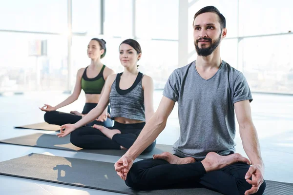 Glücklicher Junger Bärtiger Mann Und Zwei Mädchen Sportbekleidung Sitzen Lotus — Stockfoto