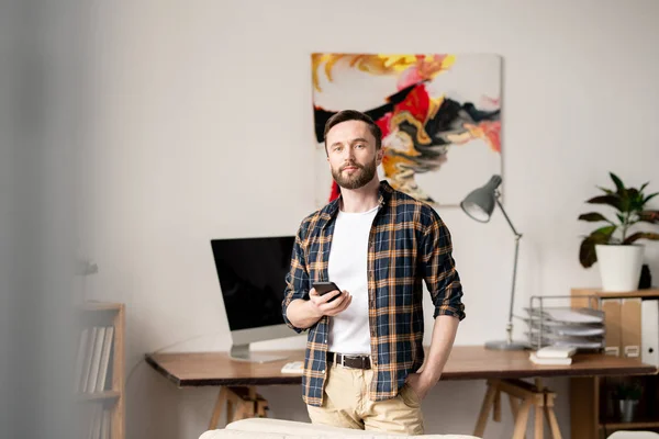 Funcionário Escritório Doméstico Casual Com Smartphone Mão Fundo Local Trabalho — Fotografia de Stock