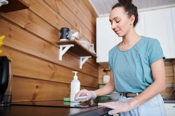 Hübsche Junge Lässige Frau Schutzhandschuhen Die Schwamm Mit Waschmittel Hält — Stockfoto