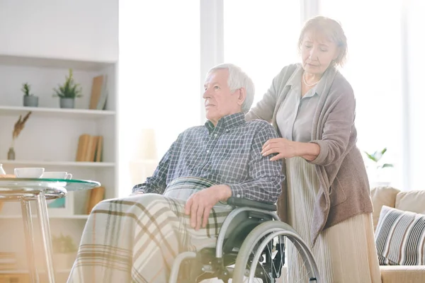 Maturo Caregiver Femminile Casualwear Prendersi Cura Vecchio Disabile Uomo Con — Foto Stock