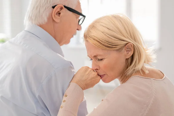 Åldern Blonda Lidande Kvinna Lutar Axeln Sin Vän Eller Groupmate — Stockfoto