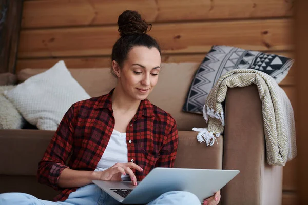 Szczęśliwy Młody Casual Freelancer Lub Pracownik Biura Domu Patrząc Wyświetlaczu — Zdjęcie stockowe