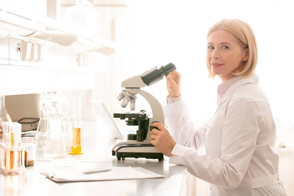 Porträt Einer Lächelnden Selbstbewussten Reifen Dame Mit Blonden Haaren Die — Stockfoto