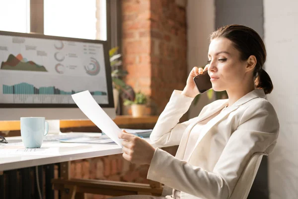 Young Brunette Elegant White Suit Talking Phone While Sitting Desk — Stock Photo, Image