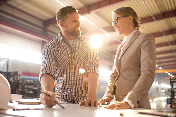 Gelukkige Jonge Collega Casualwear Bespreken Schets Van Een Industriële Machine — Stockfoto