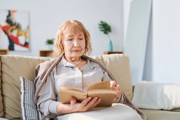 Senior Vrouw Casualwear Zittend Comfortabele Bank Door Het Kussen Het — Stockfoto