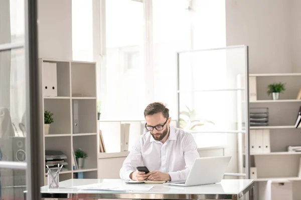 Young Contemporary Businessman Sitting Desk Office Texting Scrolling Smartphone Work — 스톡 사진