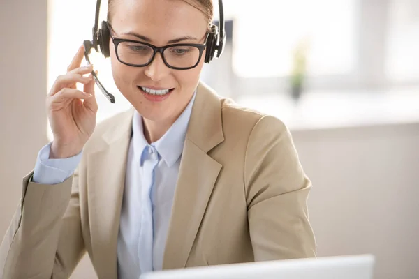 Contenido Confiado Operador Centro Llamadas Femenino Gafas Mirando Pantalla Computadora —  Fotos de Stock