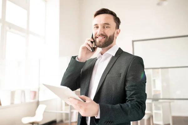 Framgångsrik Professionell Formalwear Tittar Dig Medan Konsult Klient Telefonen Och — Stockfoto