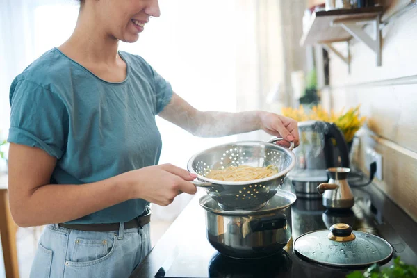 Jovem Dona Casa Com Espaguete Cozido Quente Escorredor Pelo Fogão — Fotografia de Stock