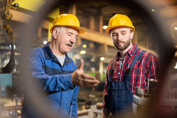 Aged Master Zijn Trainee Werkkleding Beschermende Helmen Advies Nieuwe Industriële — Stockfoto