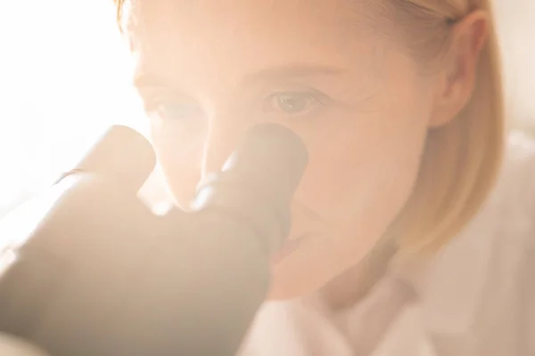 Nahaufnahme Einer Ernsthaft Beschäftigten Reifen Dame Die Sich Auf Wissenschaftliche — Stockfoto