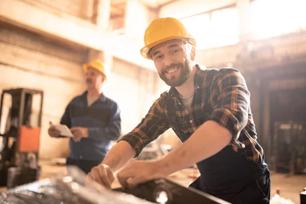 Succesvolle Jonge Professionele Ingenieur Werkkleding Hardhat Kijkend Naar Met Glimlach — Stockfoto