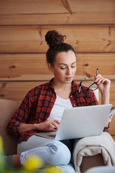 Młoda Poważna Bizneswoman Ubraniu Casualwear Przeglądająca Dane Online Ekranie Laptopa — Zdjęcie stockowe