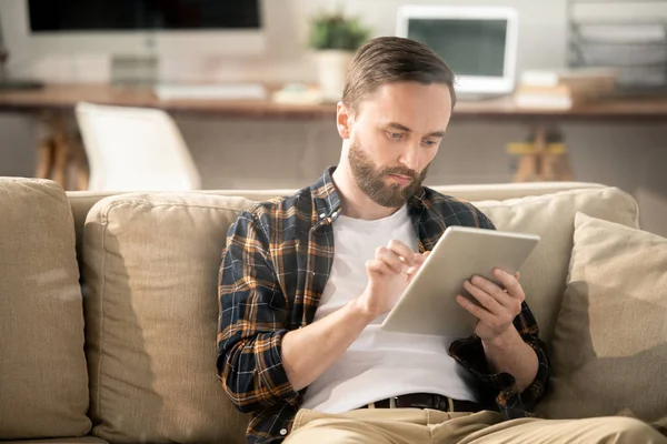 Joven Empleado Barbudo Oficina Casa Ropa Casualwear Sentado Sofá Mientras — Foto de Stock