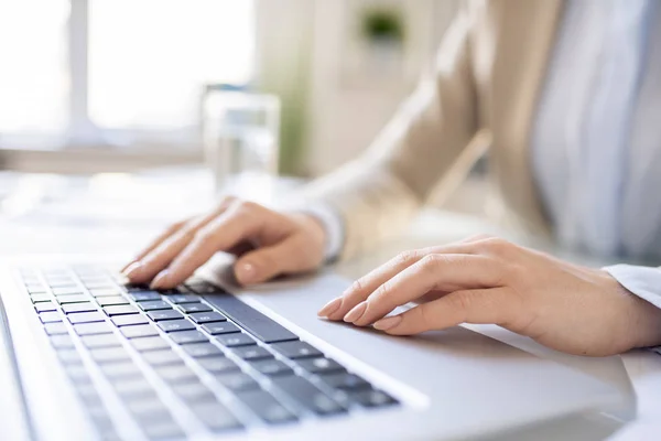 Close Van Onherken Bare Zakenvrouw Zittend Bureau Het Gebruik Van — Stockfoto