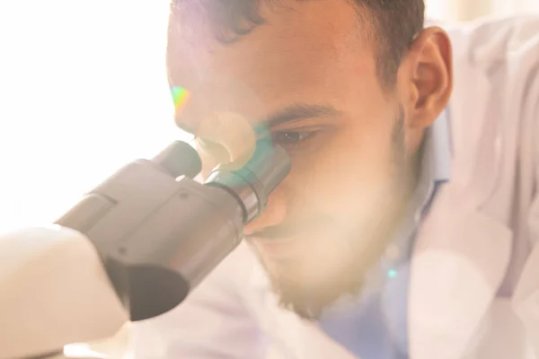 Serieuze Drukke Jonge Arabische Wetenschapper Met Baard Met Behulp Van — Stockfoto