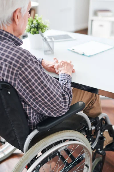 Volwassen Eenzame Gehandicapte Man Rolstoel Zittend Bureau Kantoor Ziekenhuis Tijdens — Stockfoto