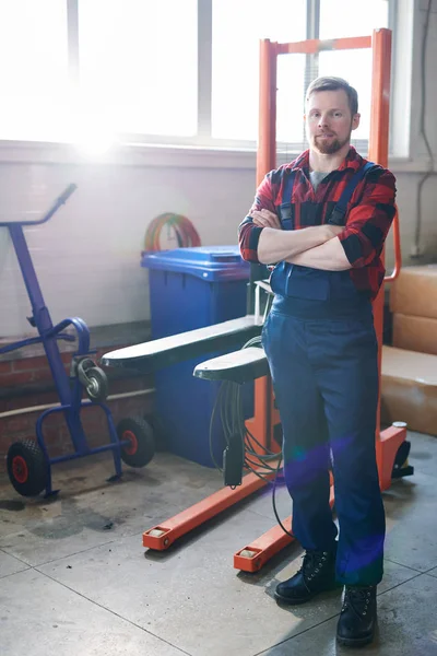 Young Self Employed Technician Car Repair Service Center Standing His — Stock Photo, Image