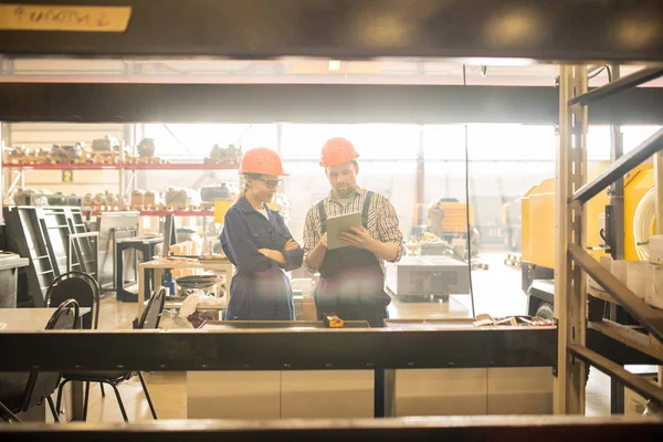 Pequeno Grupo Jovens Engenheiros Contemporâneos Capacetes Roupas Trabalho Olhando Através — Fotografia de Stock