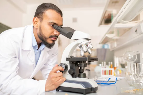 Sérieux Jeune Chercheur Barbu Arabe Concentré Debout Bureau Travaillant Microscope — Photo