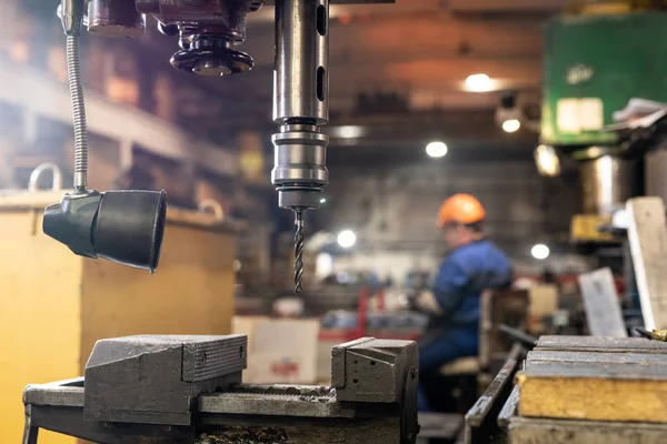 Parte Máquina Perfuração Metálica Pendurada Sobre Peça Trabalho Elemento Equipamento — Fotografia de Stock