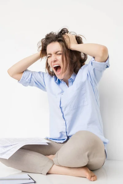 Młoda Szalona Zestresowana Kobieta Siedząca Odosobnieniu Mieszająca Włosy Krzycząca Wyrażając — Zdjęcie stockowe