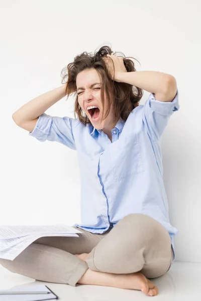 Giovane Donna Stressata Pazza Casualwear Seduta Isolamento Aggrovigliando Capelli Urlando — Foto Stock