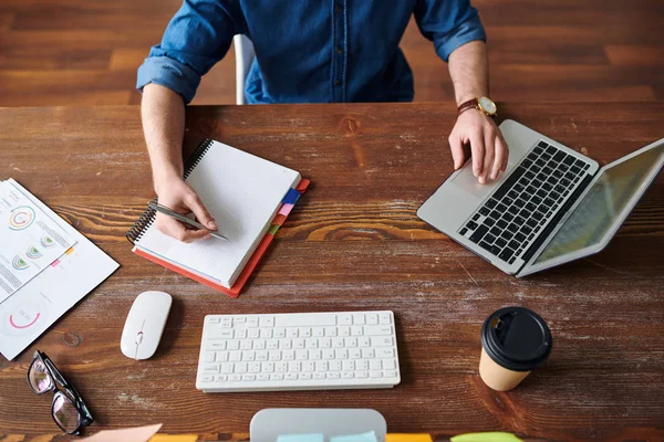 Översikt Över Unga Samtida Chef Eller Anställd Gör Anteckningar Notebook — Stockfoto