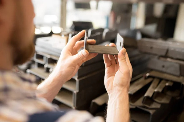 Metalen Reserveonderdeel Voor Industriële Machine Handen Van Reparateur Servicetechnicus Tijdens — Stockfoto