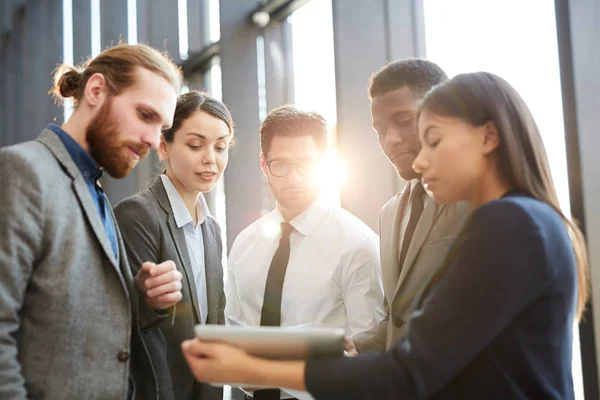 Grupo Jóvenes Empleados Interculturales Delegados Ropa Formal Pie Círculo Mientras — Foto de Stock