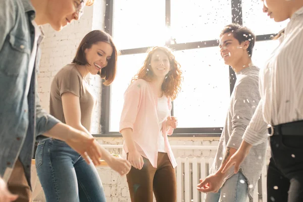 Jeunes Hommes Femmes Interculturels Occasionnels Profitant Fête Maison Tout Dansant — Photo