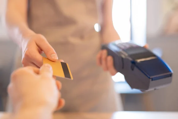 Junge Kellnerin Schürze Gibt Kreditkarte Des Geschäftsmannes Nach Zahlung Für — Stockfoto