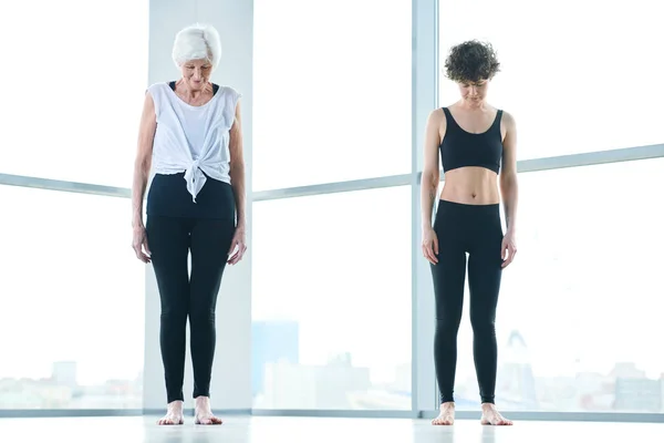 Femmes Jeunes Âgées Vêtements Sport Debout Sur Sol Salle Gym — Photo