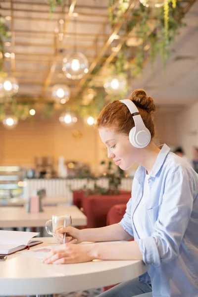 Mujer Bastante Joven Ropa Casual Escuchando Música Auriculares Mientras Prepara — Foto de Stock