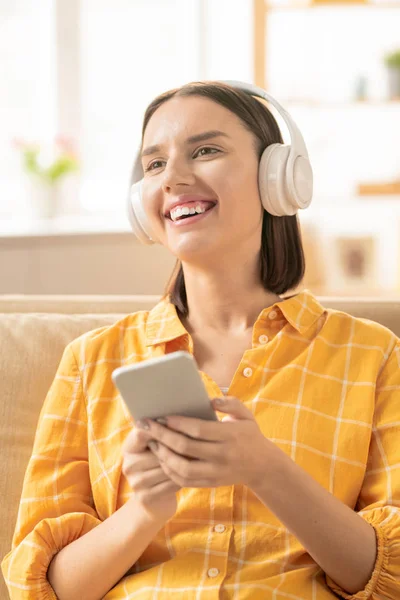 Joven Morena Riendo Hembra Con Auriculares Smartphone Disfrutando Música Cosas —  Fotos de Stock