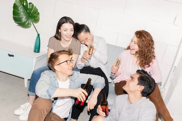Felices Amigos Descansados Con Bebidas Riendo Mientras Discuten Cosas Divertidas — Foto de Stock