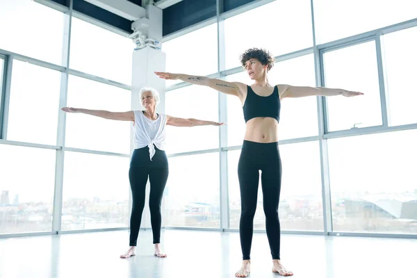 Fit Menina Sua Avó Activewear Chão Com Braços Estendidos Exercendo — Fotografia de Stock